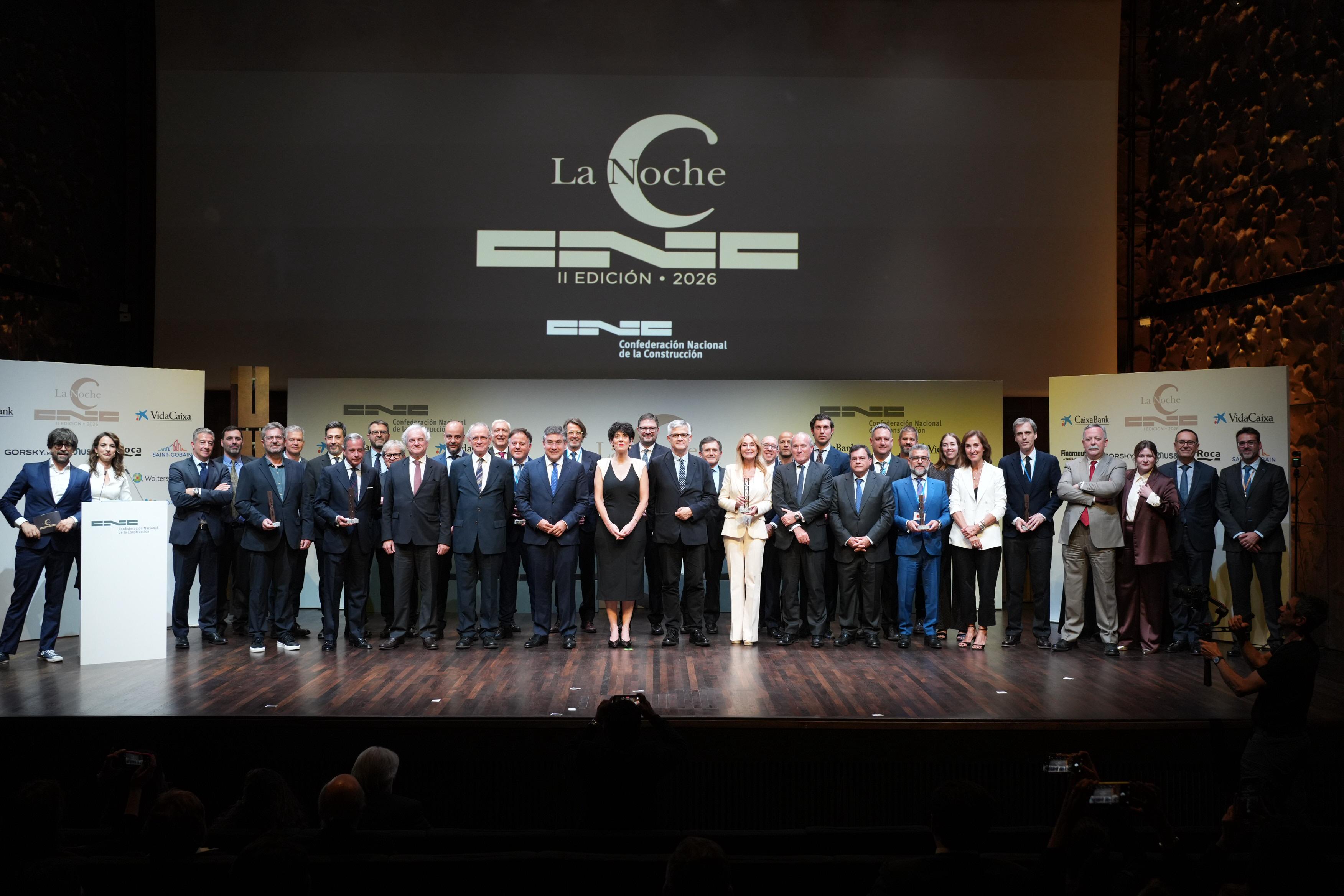 Esther Alcocer Koplowitz recibe el premio a la trayectoria en una gala de la CNC con la vivienda de protagonista