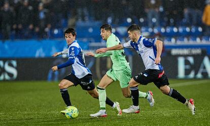 Los jugadores del Alavés le disputan el balón a Nico Serrano en el partido en Mendizorroza.