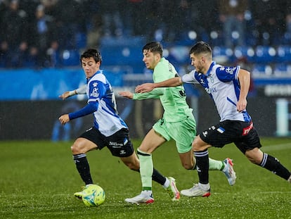 Los jugadores del Alavés le disputan el balón a Nico Serrano en el partido en Mendizorroza.