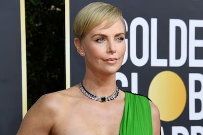 Charlize Theron – Fue la presentadora y humorista Chelsea Handler quien convenció a Theron para que le diera una oportunidad a este tipo de aplicaciones, aunque la sudafricana calificó de “rara y problemática” la experiencia. “Tienes que deslizar las caras de estos chicos, la mayoría sin ropa, y ellos saben que no les gustas… Sonará como si tuviera 80 años, pero por cosas como esta sigo soltera todavía. Me quedo con una buena cita a ciegas concertada por un amigo. Soy de la vieja escuela”, ratificó en el programa de Ellen DeGeneres.