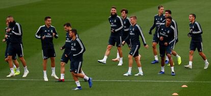 Sergio Ramos, en el medio, durante el último entrenamiento del Madrid