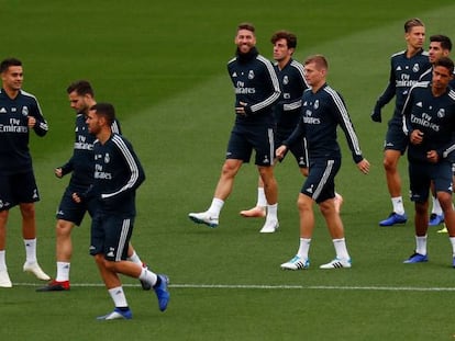 Sergio Ramos, en el medio, durante el último entrenamiento del Madrid