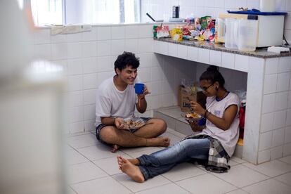 A convivência durante a ocupação estreitou os laços entre os estudantes. A maioria se dá bem, mas os adolescentes começam a ver as dificuldades de lidar com as responsabilidades e viver em comunidade.