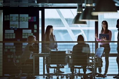 El nuevo modelo laboral pasa por una combinación de empleados que trabajan físicamente en las oficinas y compañeros que lo hacen en sus domicilios, lo que requiere extender la red de seguridad.