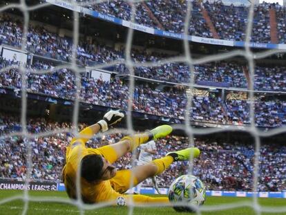 Dennis Bonaventure supera a Courtois en el primer gol del Brujas