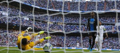 Dennis Bonaventure supera a Courtois en el primer gol del Brujas