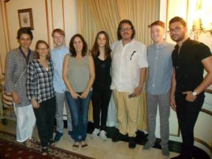 Jodie Foster y Mariela Castro (segunda y cuarta por la izquierda) en La Habana con sus familias.