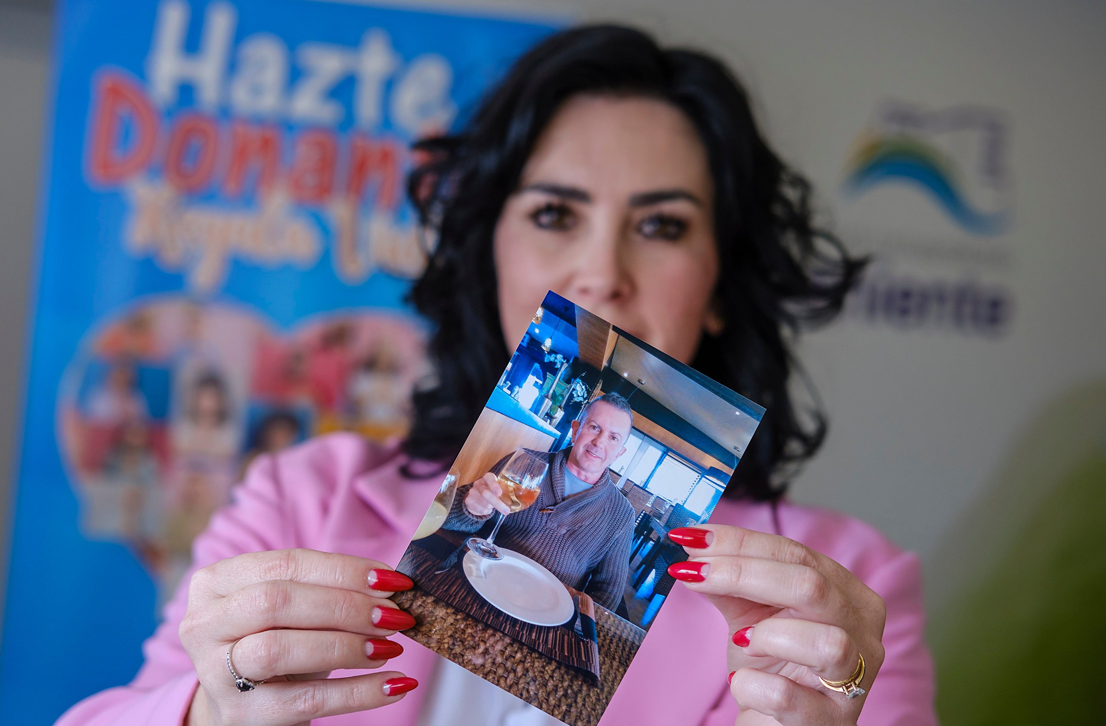 Samantha Green, hija del donante fallecido Anthony Green, con una foto de su padre.