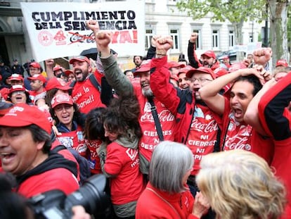 Trabajadores de Coca-Cola a las puertas del Supremo el mes pasado