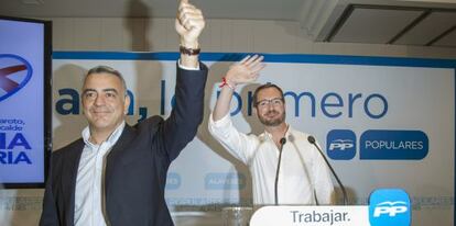 Javier Maroto, junto a Javier de Andrés, este viernes en un acto electoral en Vitoria. 