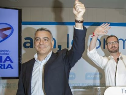 Javier Maroto, junto a Javier de Andrés, este viernes en un acto electoral en Vitoria. 