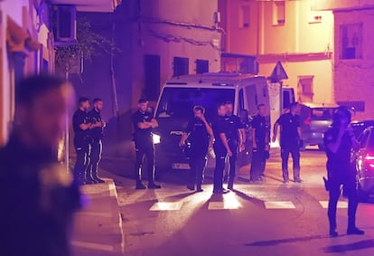 Un fuerte dispositivo de la Policía Nacional participa en la detención de un joven, menor de edad, por el apuñalamiento de otro chaval de 19 años en el barrio de la Piñera en Algeciras (Cádiz).