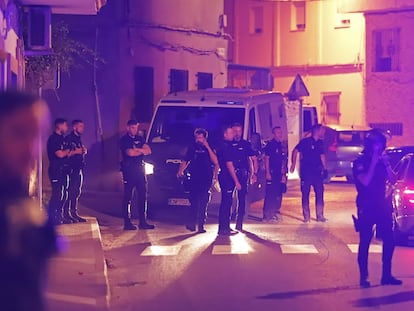 Un fuerte dispositivo de la Policía Nacional participa en la detención de un joven, menor de edad, por el apuñalamiento de otro chaval de 19 años en el barrio de la Piñera en Algeciras (Cádiz).