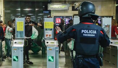 Uno de los momentos del operativo en el vestíbulo de plaza Catalunya