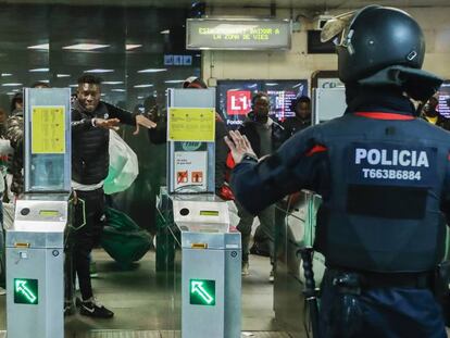 Uno de los momentos del operativo en el vestíbulo de plaza Catalunya