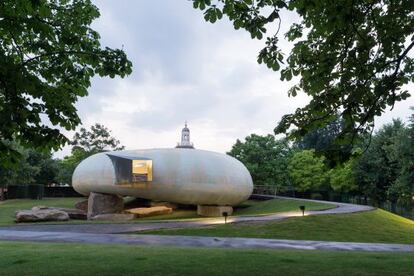 Pabellón de la Serpentine Gallery en los jardines de Kensington.