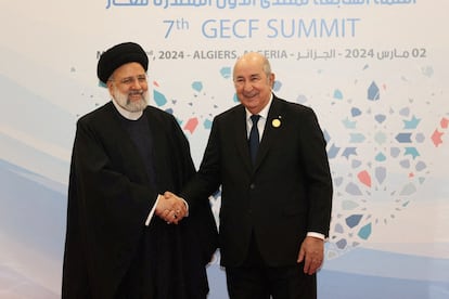 El presidente de Irán, Ebrahim Raisí (izquierda), saluda a su homólogo argelino, Abdelmnayid Tebún. el sábado en Argel.