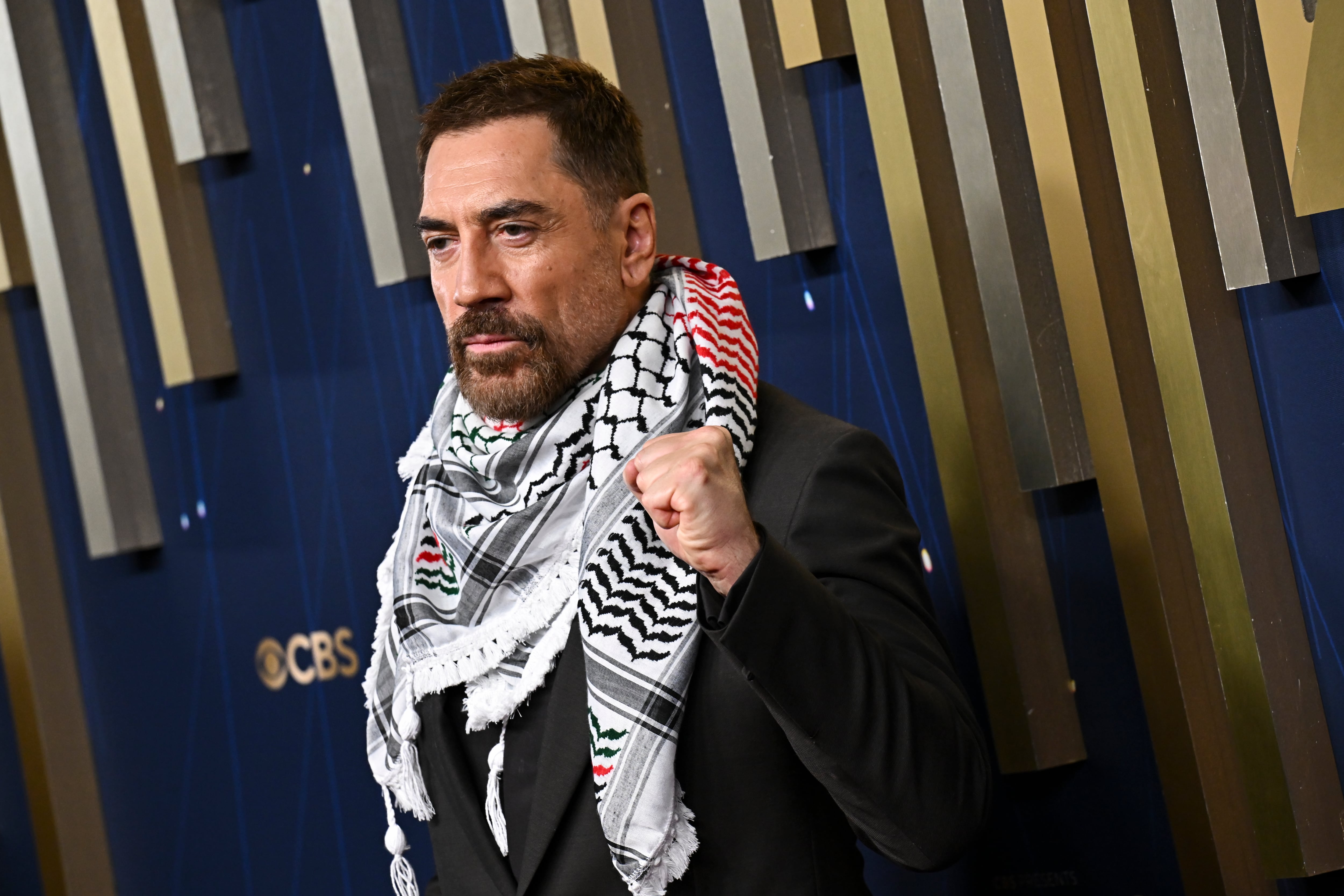 Javier Bardem, con un pañuelo palestino en los Emmy: “Hay que denunciar lo urgente, el genocidio de Israel en Gaza”