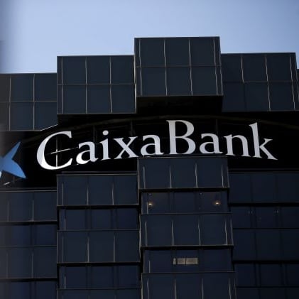 Logotipo de CaixaBank en el edificio de su sede en Barcelona.