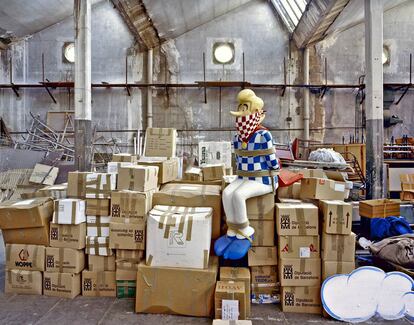 El bardo Asurancenturix, de la aldea gala de Asterix, soporta su marginación en un almacén de paquetería en Barcelona