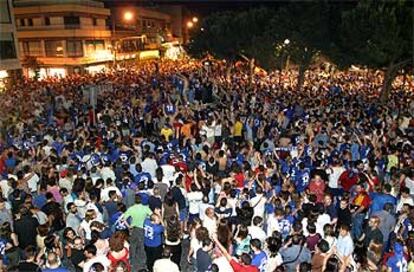 Miles de getafenses celebran en el centro de la localidad el ascenso de su equipo a Primera División.