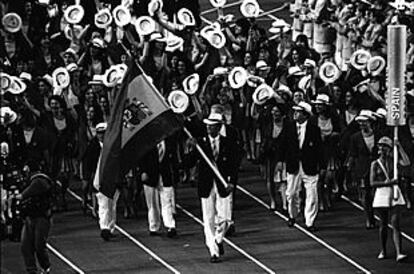 El príncipe Felipe abandera la expedición española en el desfile inaugural de Barcelona 92 en el estadio de Montjuïc.