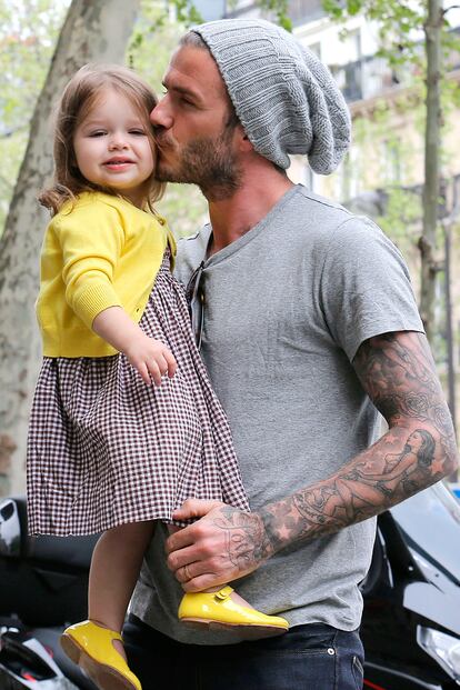 David Beckham es el DILF por antonomasia (para los recién llegados a esta terminología, la explicamos ampliamente aquí). Esta galería es sólo una prueba visual del porqué lo ha conseguido. Harper Beckam, la pequeña de su tribu, tiene la culpa.