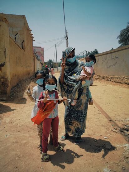 Una mujer de Omdurman, junto a sus hijas, después de participar en una concentración contra el aumento de los precios de productos básicos como el pan o la gasolina. Sudán tiene una de las tasas de inflación más altas del mundo — hasta un 212.29% en septiembre de 2020, según publicó Al Jazeera.