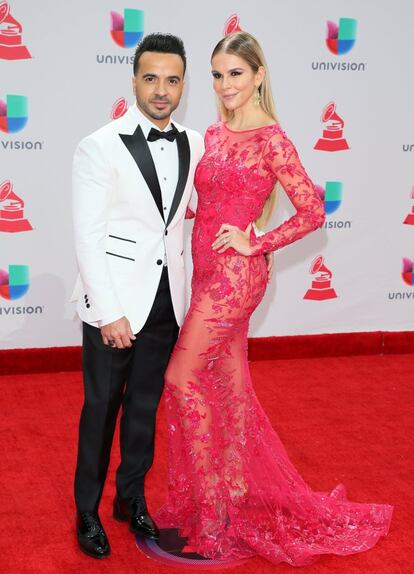 El cantante Luis Fonsi, vencedor de la noche, con su esposa, Águeda López.