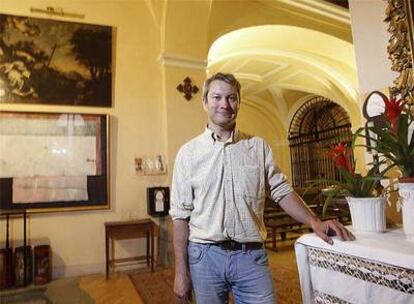 Rafael Alemañ posa delante de su obra en San Nicolás, la iglesia más antigua de Madrid.