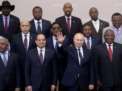 El presidente de Rusia, Vladímir Putin, saluda durante una foto de familia con los jefes de los países que participan en la Cumbre Rusia-África.