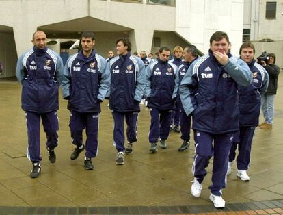 2001. El seleccionador, José Antonio Camacho, i els seus jugadors fan una passejada per la ciutat de Birmingham el dia abans de disputar el partit amistós Anglaterra-Espanya. A la foto, des de l'esquerra: Abelardo, Guardiola, Luis Enrique, Sergi, Mendieta.