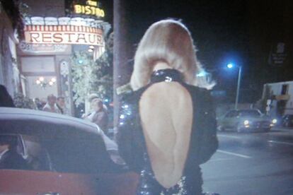 Julie Christie en la película Shampoo con un vestido de paillettes con escote en la espalda. 