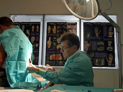 Un médico pone una inyección a un paciente en la Unidad del Dolor del hospital Ramón y Cajal de Madrid.
