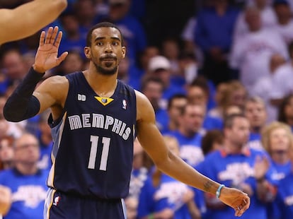 Conley, de los Grizzlies, celebra una canasta.