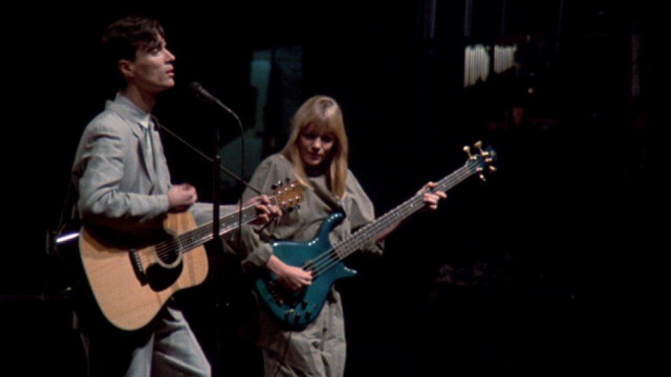 Un fotograma de la película 'Stop Making Sense' en el que se ve a David Byrne y Tina Weymouth en el escenario. 