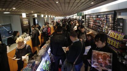 Clientes en una tienda Fnac en madrid el pasado 'Black Friday'.