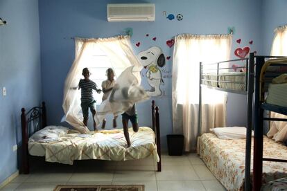 Unos niños juegan en su dormitorio, en un hogar adoptivo del barrio Lower Princess de la isla caribeña de San Martín. El centro está gestionado por la Fundación I Can, una ONG apoyada por el Gobierno y donantes privados, y se ocupa por los niños hasta los 13 años. La mayoría de ellos fueron víctimas de negligencia o abuso, y les fue retirada la custodia a sus padres como resultado de sentencias judiciales.
