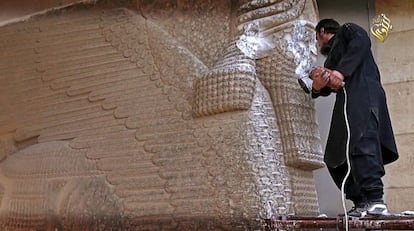 V&iacute;deo, presuntamente difundido por el EI, de la destrucci&oacute;n de la estatua del dios Lamassu en N&iacute;nive (Irak).