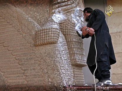 V&iacute;deo, presuntamente difundido por el EI, de la destrucci&oacute;n de la estatua del dios Lamassu en N&iacute;nive (Irak).