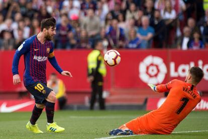  Lionel Messi, a la izquierda, marca un tanto.
