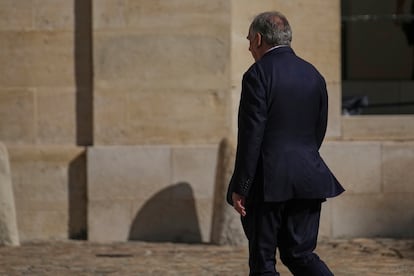 El primer ministro francés, François Bayrou, en la ceremonia de despedida el jefe del Estado Mayor, Thierry Burkhard.