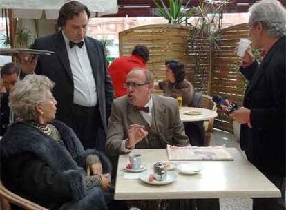 Pilar Bardem, José Masa (alcalde de Rivas) y Pepín Tre, en una pausa del rodaje.