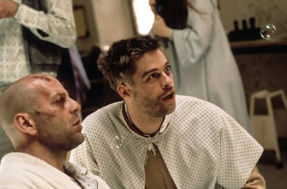 Bruce Willis y Brad Pitt, golpeados por los vaivenes espaciotemporales, en '12 monos'.