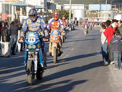 Los participantes del rally Dakar embarcan en Málaga