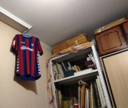 La camiseta de la SD Eibar cuelga en un rincón de la habitación de Artyom Prozhoga en Kurgán.