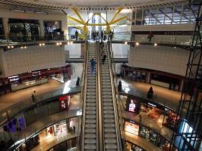 Vista interior del centro comercial las Arenas, ubicado en el antiguo coso taurino de la Plaza de España de Barcelona, un dia antes de la inauguración, en marzo de 2011, con 31.000 metros cuadrados de superficie y en el que se han concentrado diferentes ofertas culturales, comerciales y de ocio. EFE/Archivo