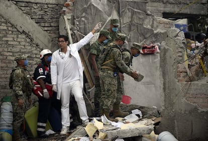 El equipo de rescate junto doctores trabajando entre restos del terremoto en Ciudad de México.