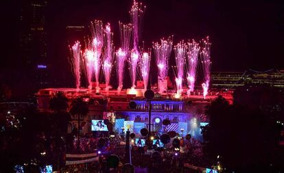 Fuegos artificiales cierran la celebración peronista en Buenos Aires por la asunción de Alberto Fernández.