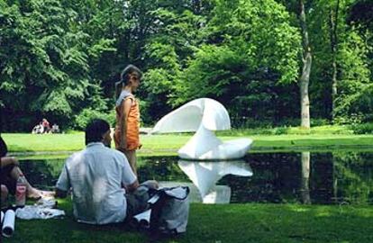 Un &#39;cisne&#39; emerge del estanque del jardín de esculturas del Museo Kröller-Müller, en Holanda, que cuenta con obras al aire libre de, entre otros, Jean Arp.